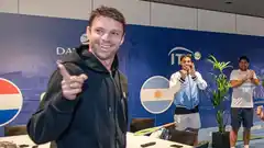 Zeballos se sumó al grupo y fue recibido con una ovación