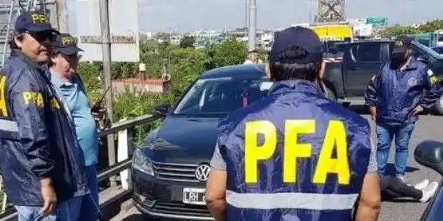 Perseguido por la policía, se arrojó en la autopista y murió