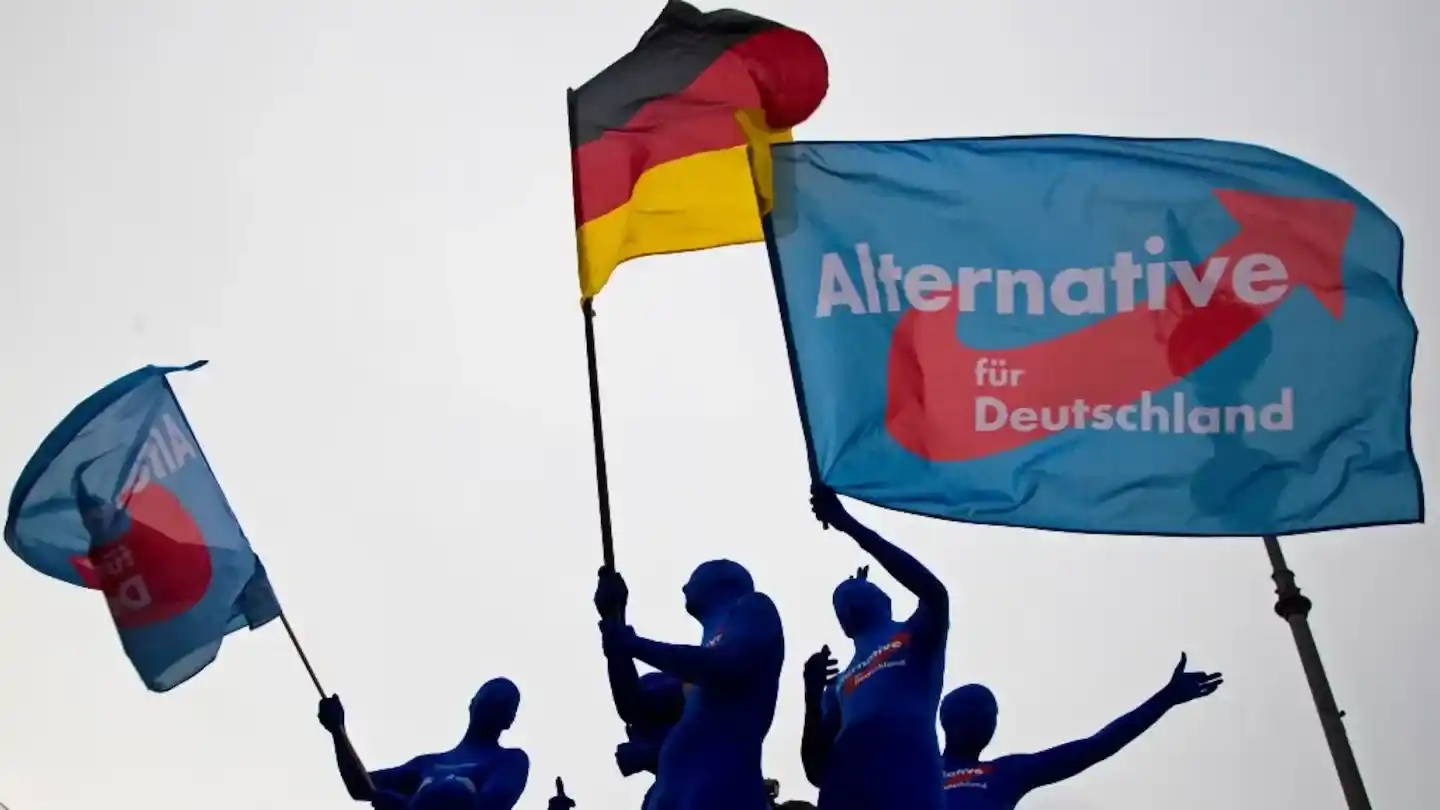 Militantes de Alternativa para Alemania ondean banderas del partido y de su país en un acto en Berlín (Foto: Reuters)