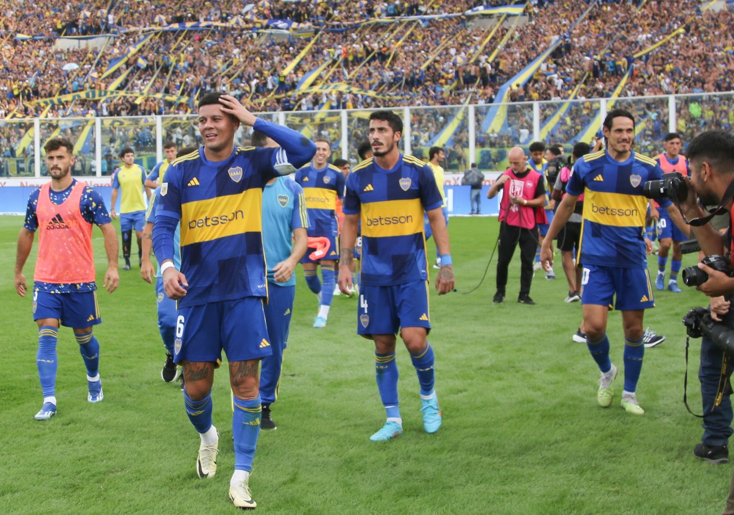 Rojo, Figal y Cavani; en el festejo final boquense.