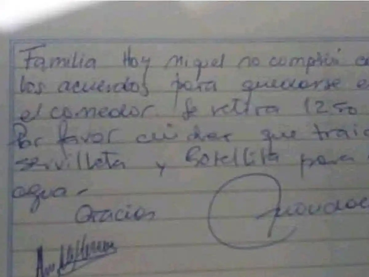La directora de una escuela no dejó comer a cuatro nenes porque no llevaron agua ni servilletas