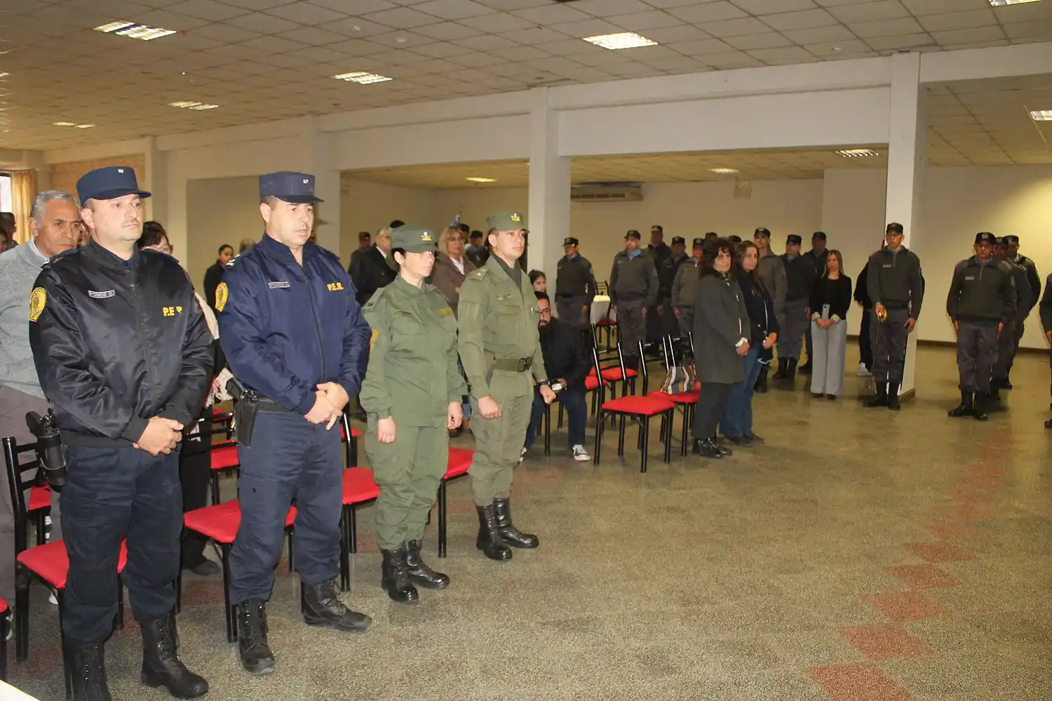 La ceremonia contó con la presencia de autoridades públicas y familiares de los ascendidos.