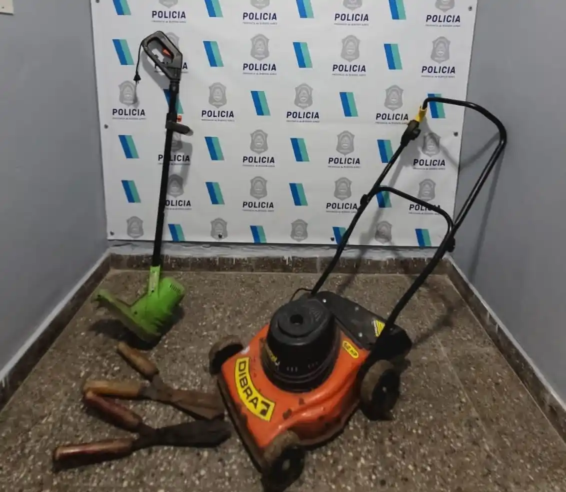 Dos sujetos circulaban con máquinas de cortar el pasto durante la madrugada.
