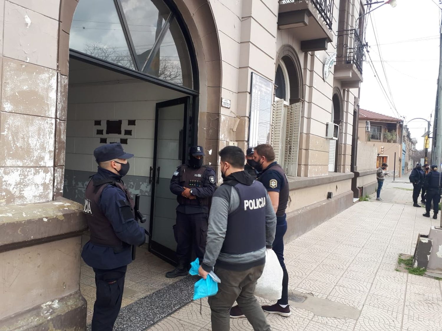 Tras el asalto a la familia Oneto en Pueblo Doyle, secuestraron elementos en allanamientos