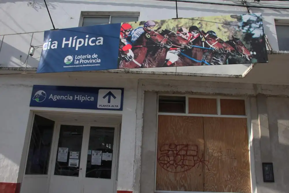 A plena luz del día,  robaron tres mil  pesos de una agencia hípica
