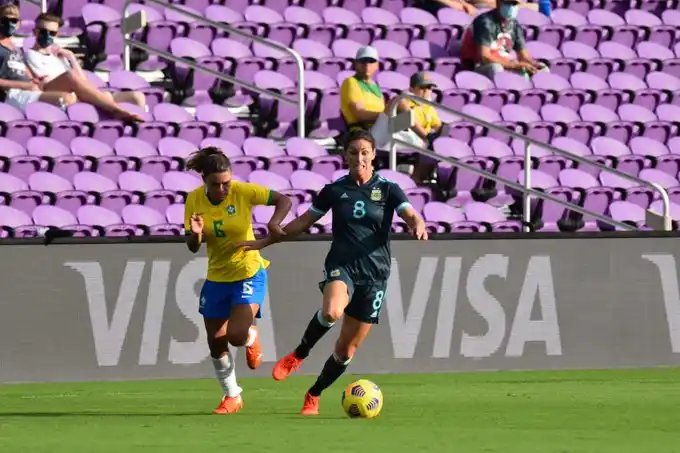 Con las tres tandilenses, Argentina cedió en el debut