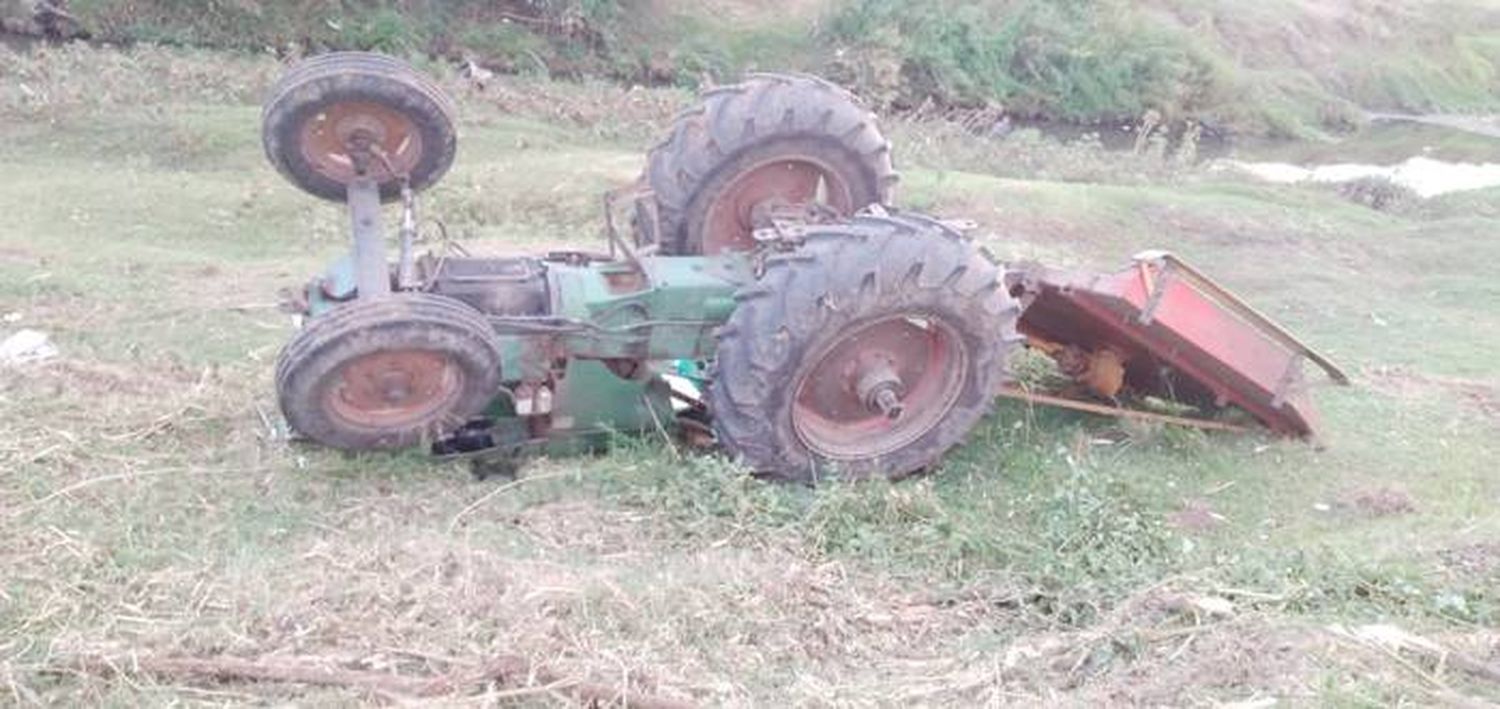 Productor salvó su vida de milagro  al volcar su tractor en una zanja  cerca del puente «El 50»