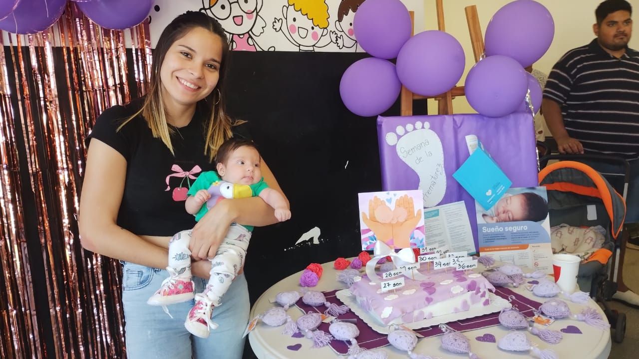 Agustina y su beba Olivia, después de la neo ambas reciben el acompañamiento del equipo de salud