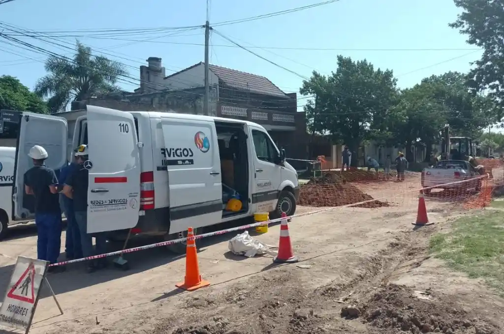Fuerte explosión en barrio Los Hornos: rompieron un caño de gas con una retroexcavadora