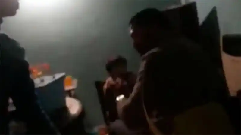 Filmaron a un hombre mientras golpeaba brutalmente a su hijito: fue detenido