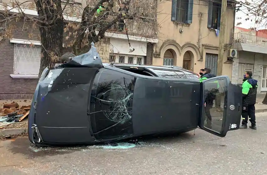 Espectacular y sospechoso vuelco: chocaron contra un árbol y huyeron