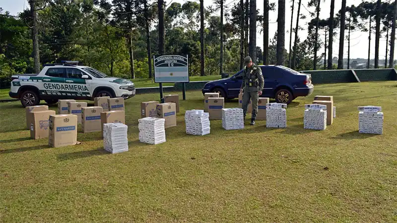 Embistió control vial de Gendarmería cargado con 12.500 paquetes de cigarrillos