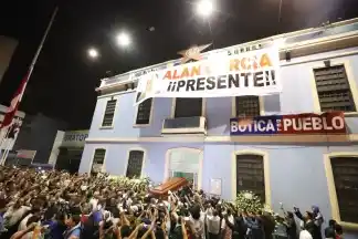 Velan los restos de Alan García en la sede de su partido en Lima