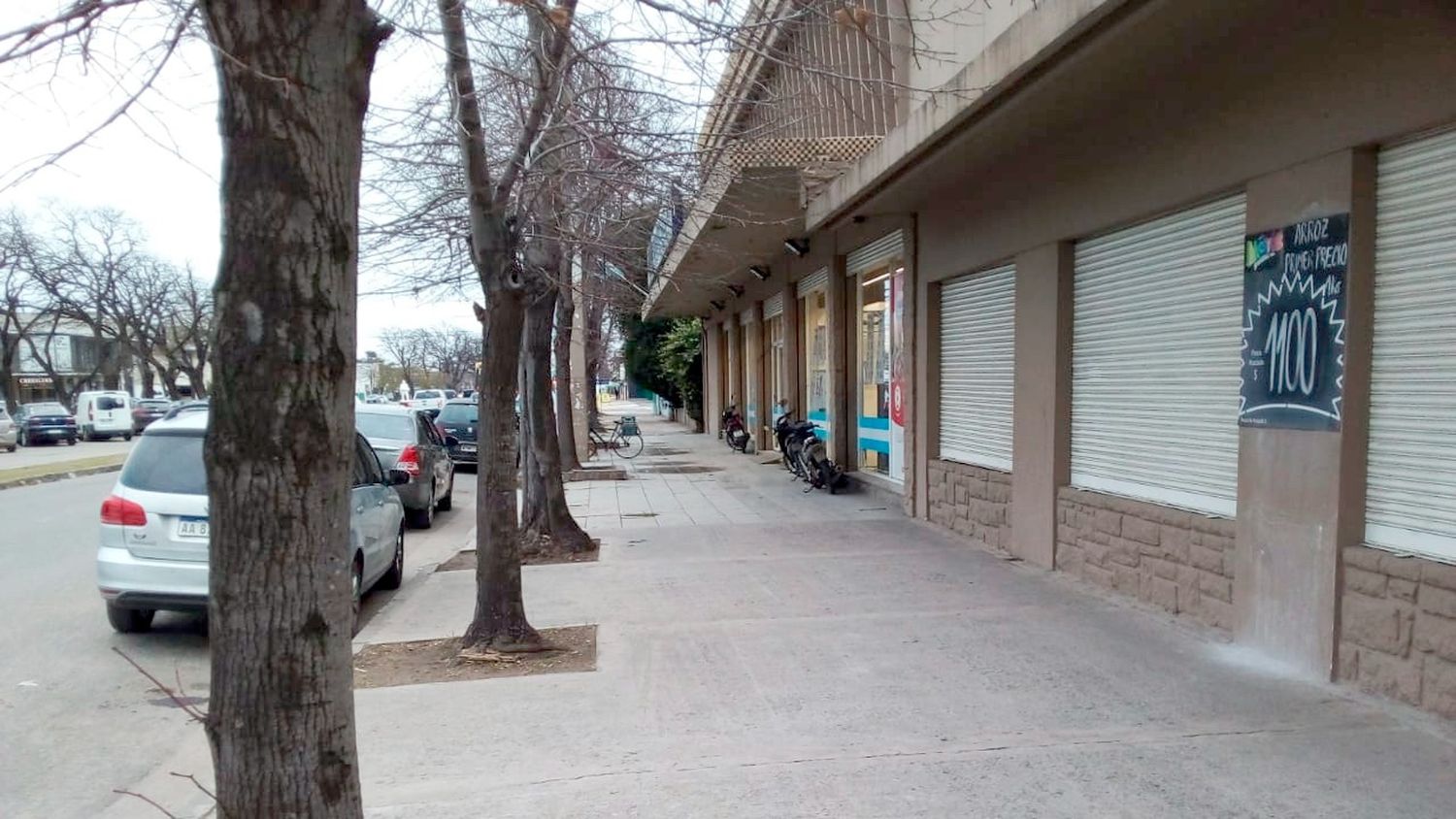 Rompió un cristal de una puerta tras robar en un supermercado