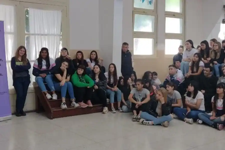 Casi 100 libros de autores y autoras locales llegaron a manos de estudiantes de todos los niveles