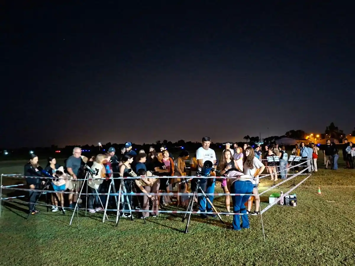 Gran cantidad de vecinos se acercaron a disfrutar de una noche estelar.