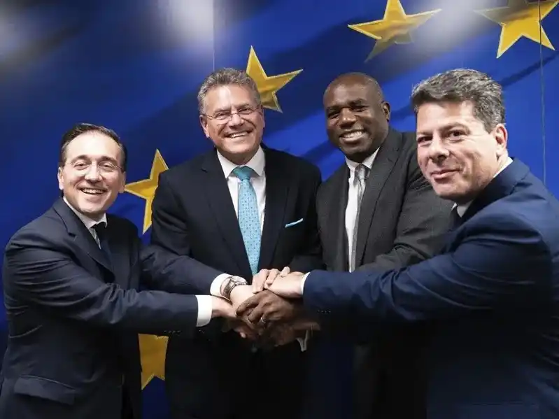 El ministro de Exteriores español, José Manuel Albares; junto a su par del Reino Unido, David Lammy; el ministro principal de Gibraltar Fabian Picardo, y el vicepresidente ejecutivo de la CE, Maros Sefcovic.