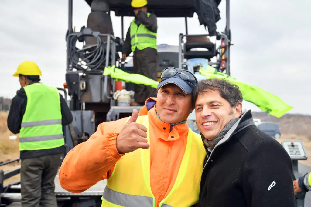 El mandatario provincial recorrió también la repavimentación del acceso a la localidad