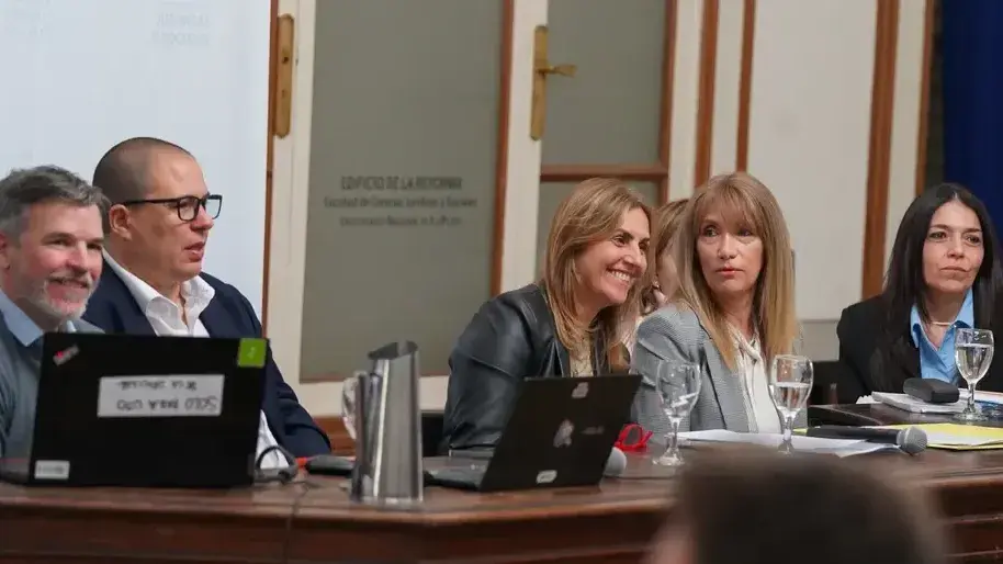 La doctor Marina Sánchez Herrero sonríe durante su exposición.