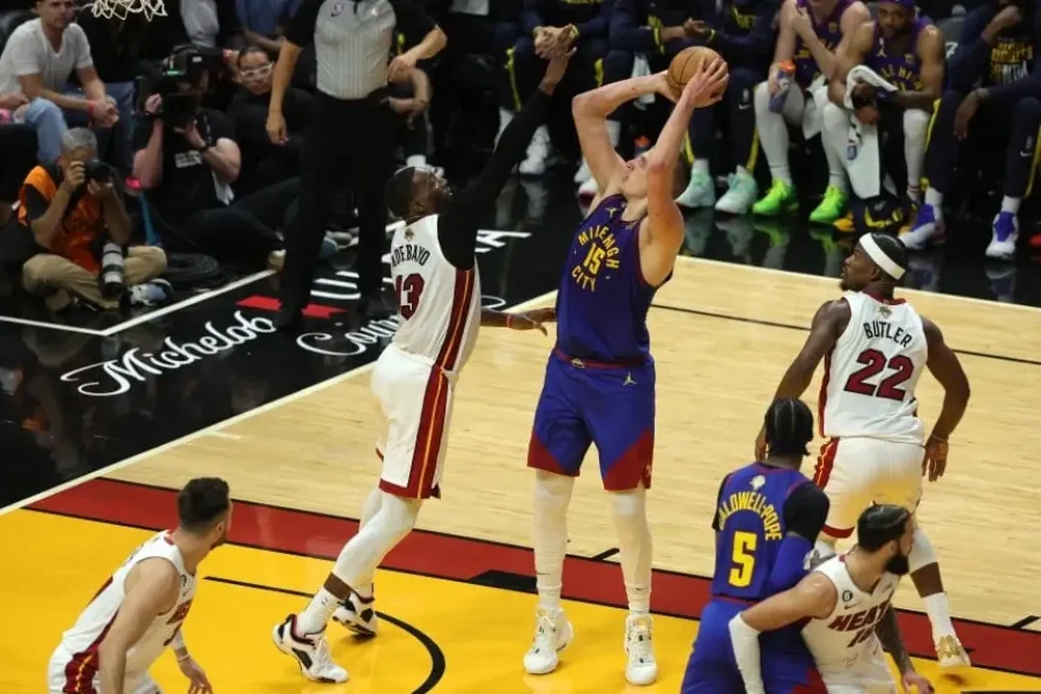 Denver se quedó con el tercer juego