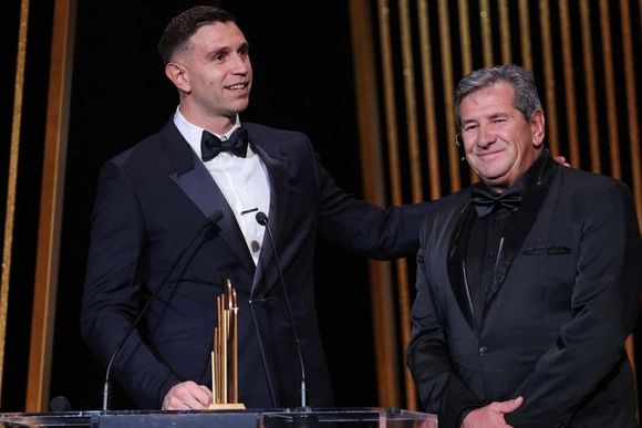 "Dibu" Martínez ganó el premio Yashin al mejor arquero del mundo