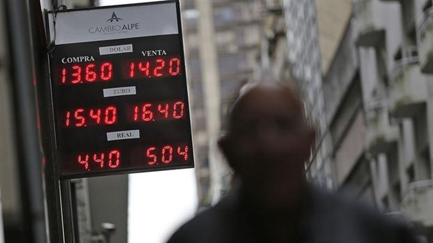 Fin del cepo: el dólar cerró a $14 en su primer día
