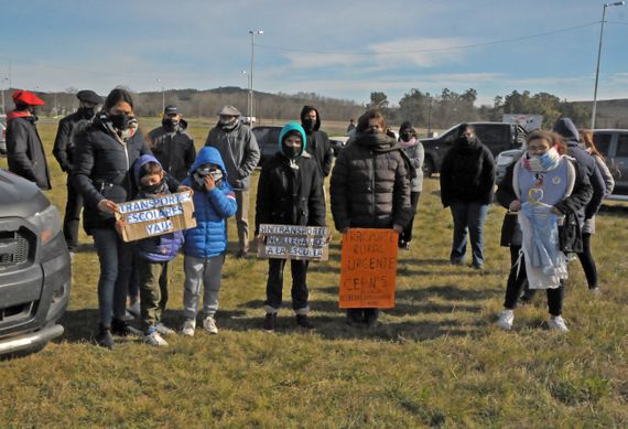 Padres de alumnos rurales se manifestaron por la falta de transporte