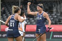 Contundente triunfo de Las Leonas en el debut