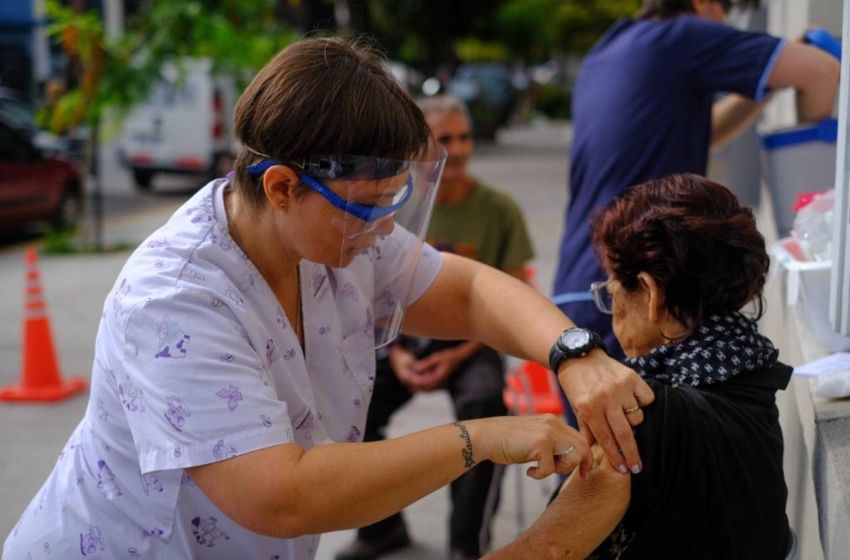 La vacuna se aplica en centros de salud y dispositivos itinerantes.