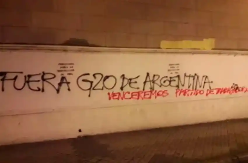 Pintadas en la catedral rosarina en contra del G20: dos detenidos