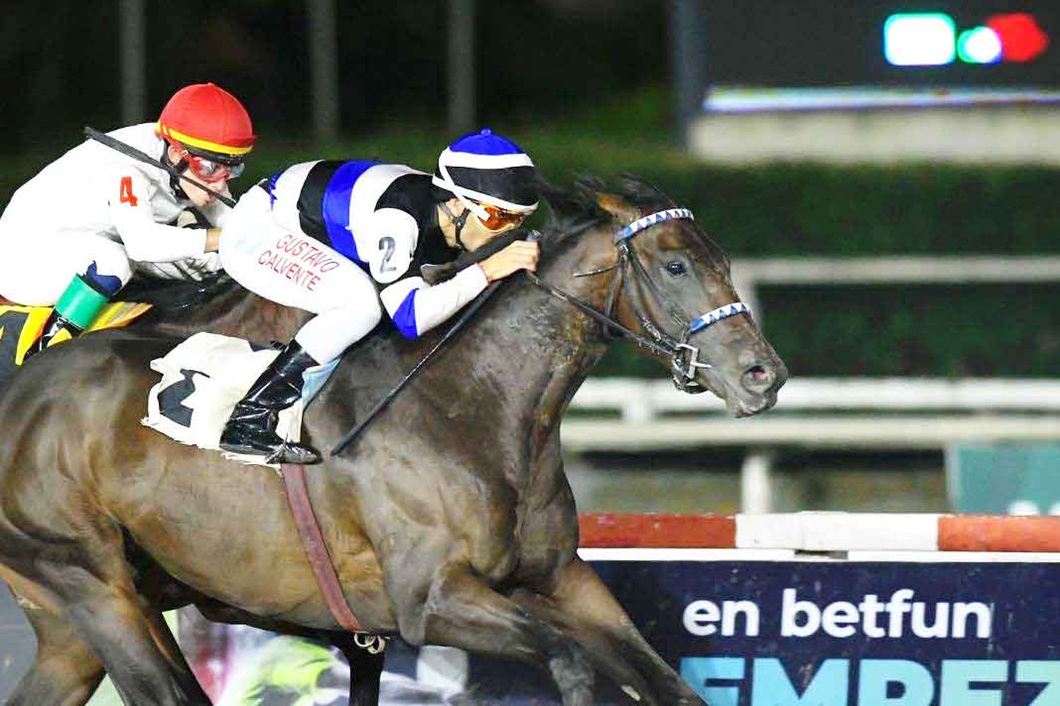 El Kodigo, el mejor caballo del momento en nuestro medio, va por la Copa de Oro (G1) en San Isidro, en una jornada que tendrá dos carreras de la Breeders’ Cup, desde los EE.UU.