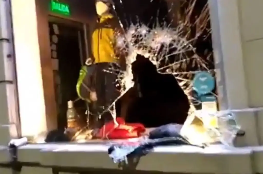 Robaron en una tienda de Suipacha al 3000