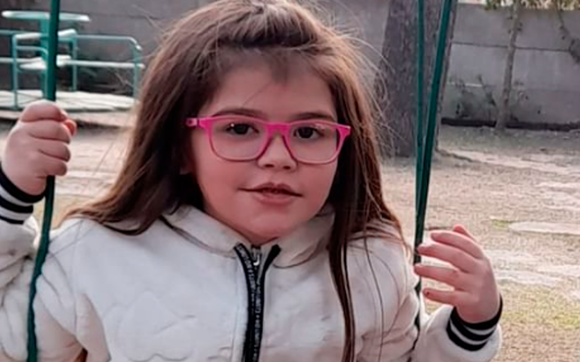 Buscan anteojos color rosa perdidos