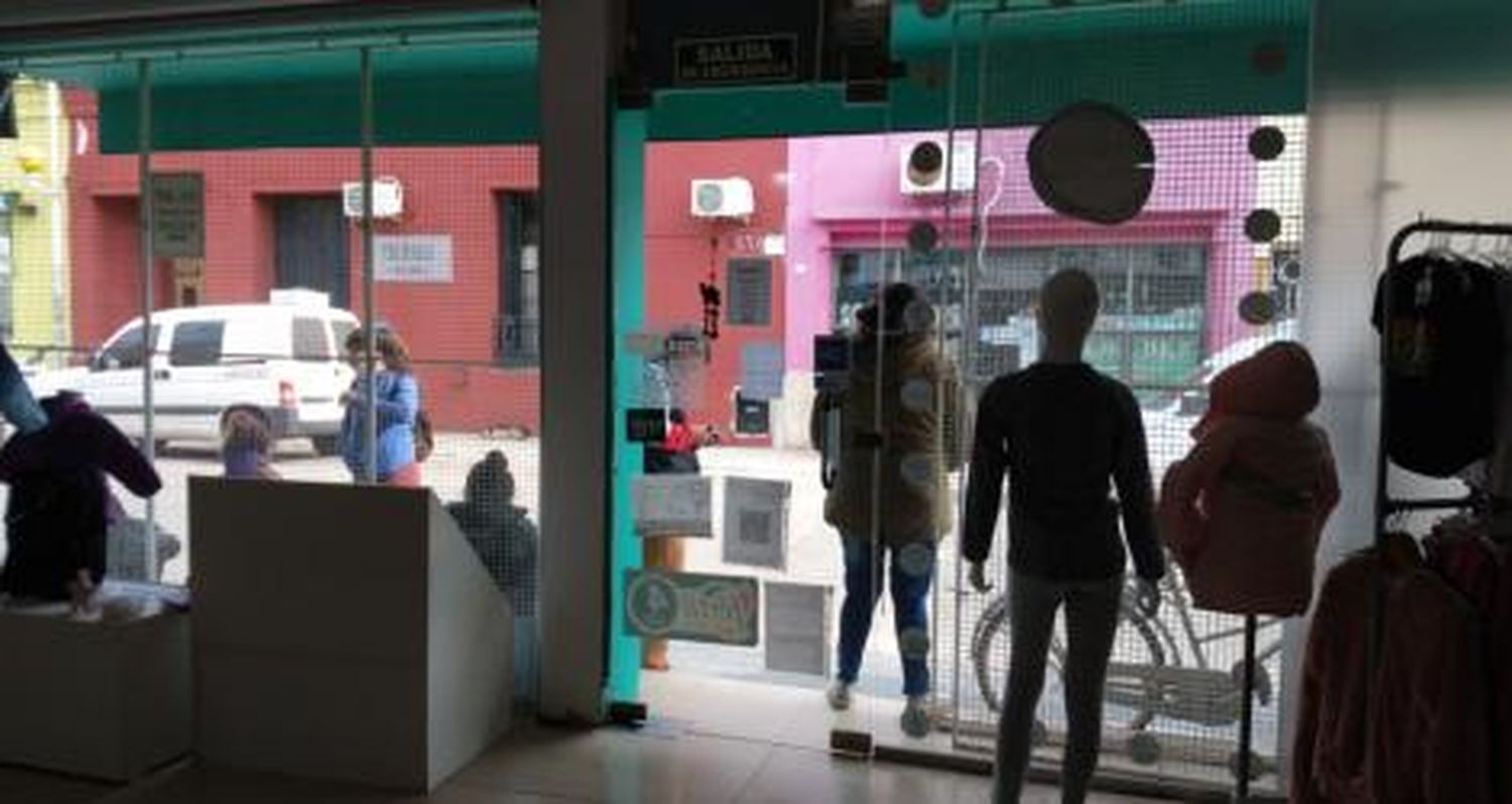 Tiene un comercio en el centro, no la dejan abrir y ve mucho movimiento en la calle