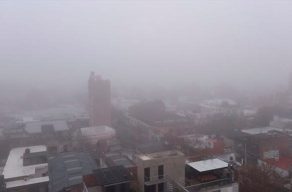 Miércoles de humedad alta, chaparrones y niebla intensa en Rosario