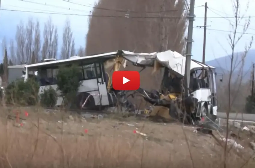 Un tren atropelló un micro escolar y hay 6 muertos