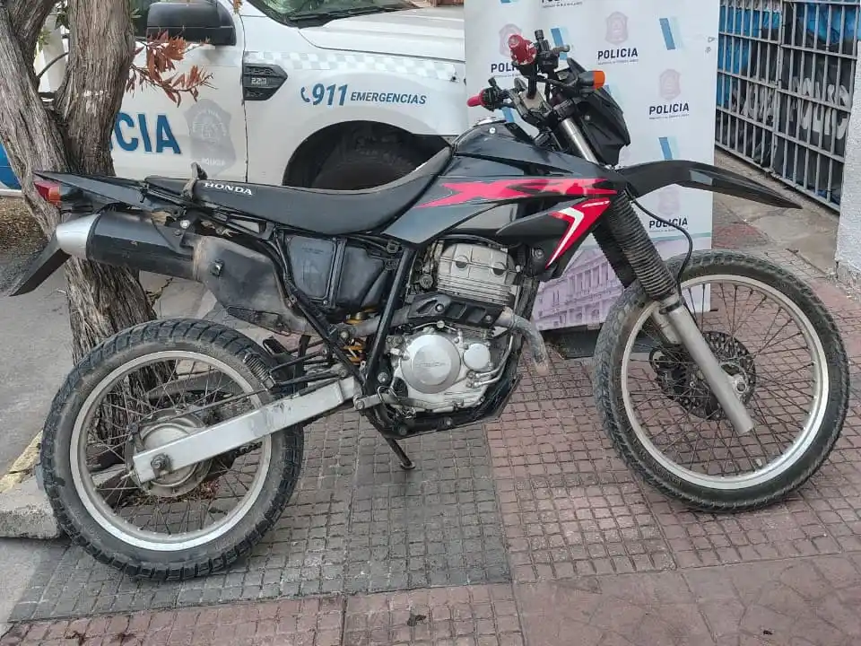 La moto presentaba un pedido de secuestro activo, solicitado por la Comisaría 12ª, fechado el 4 de noviembre de 2025.