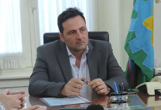 Intendente de Cambiemos criticó al Gobierno: "Macri es una rubia linda con aliento a ajo"