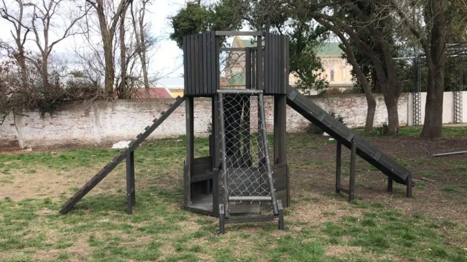 Construyeron juegos de plaza con madera plástica en Coronel Vidal