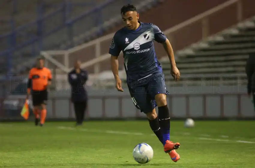 Alvarado no pasó del empate pero sigue puntero
