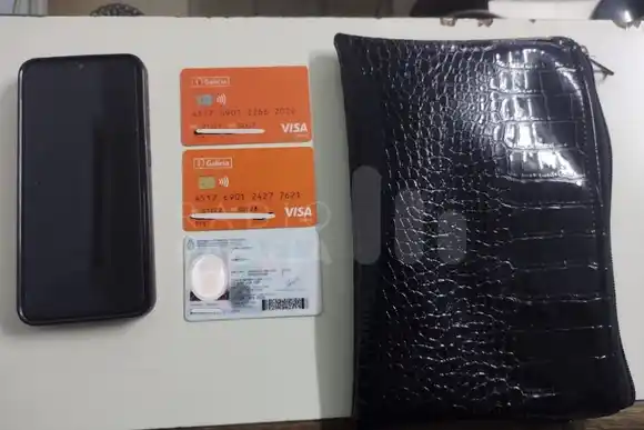 Un joven de 21 años le robó celular, cartera y documentos a una mujer.
