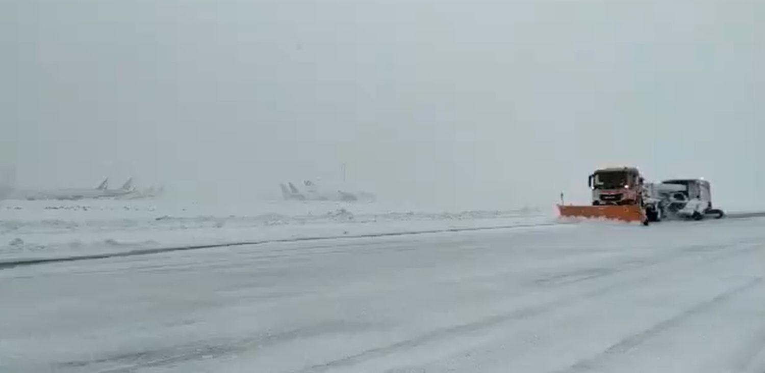 Madrid: cancelan todos los vuelos comerciales en el aeropuerto de Barajas debido a la histórica nevada