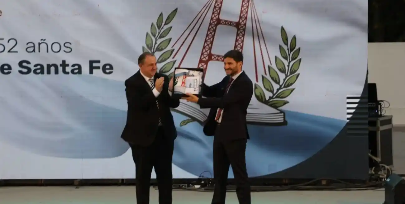 Santa Fe izó por primera vez su bandera: un acto histórico en el Parque del Sur.