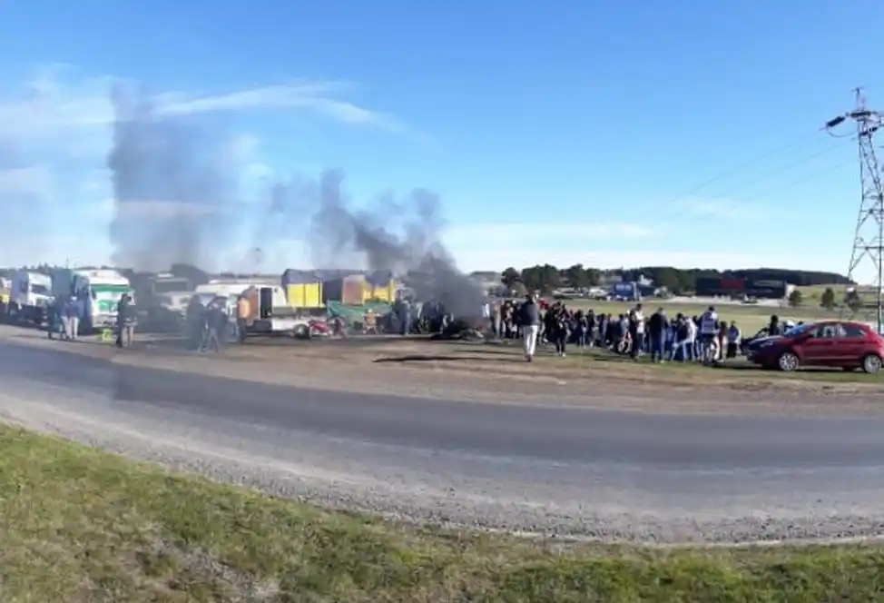 El paro en Tandil fue contundente y trabajadores se manifestaron en la ruta