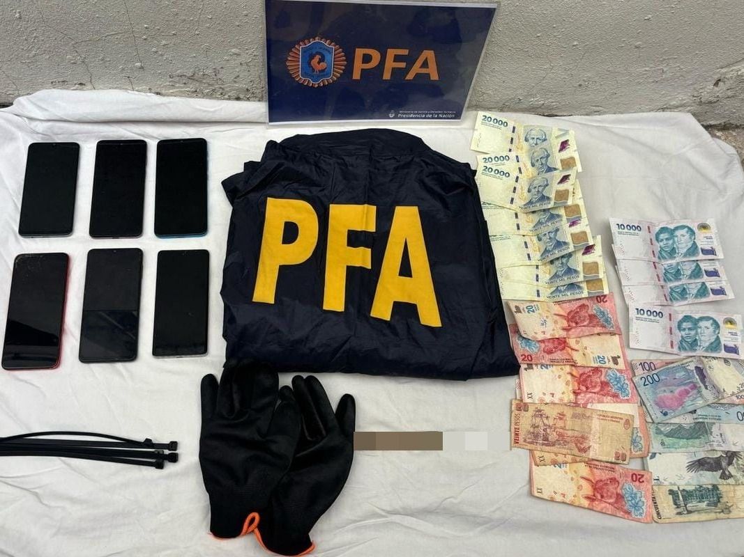 Parte de lo incautado a los "falsos policías"