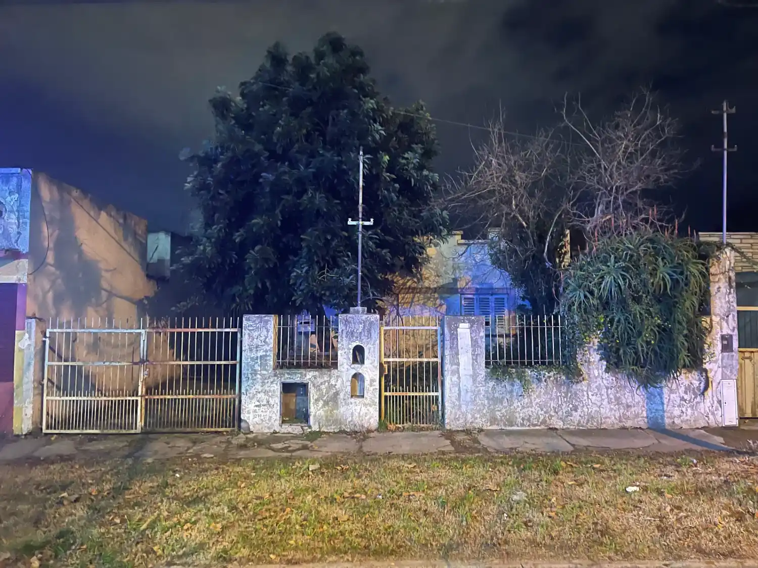 Al arribar al lugar, los efectivos constataron que los imputados se encontraban manipulando el acceso a la vivienda.