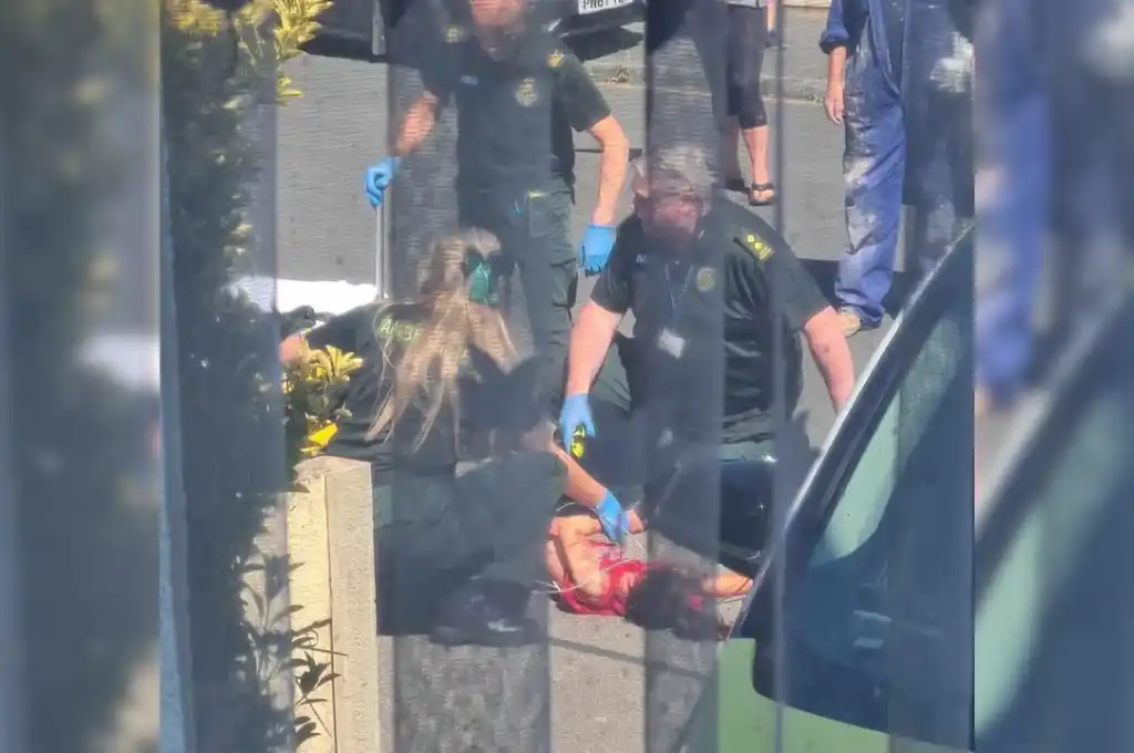 Las autoridades recuperaron un cuchillo en el lugar del crimen, que está siendo analizado.