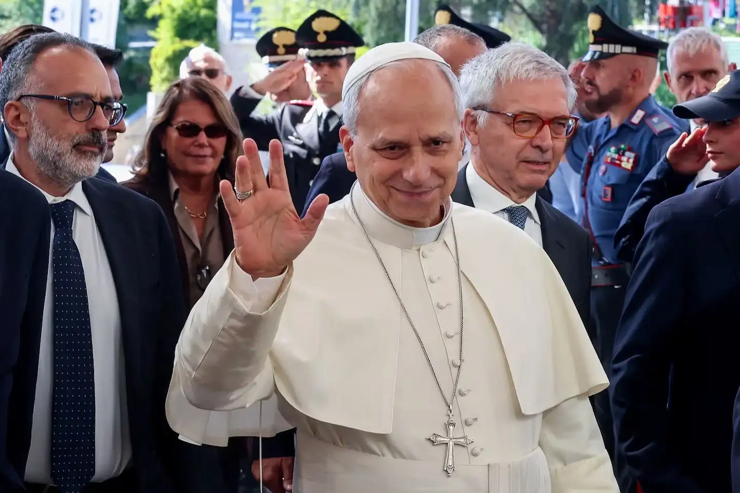 El papa León XIV llegó al Hospital Gemelli antes de la cirugía para extirparle un nódulo pulmonar, en Roma, Italia, el 13 de octubre de 2026. (Foto: REUTERS/Ciro de Luca)