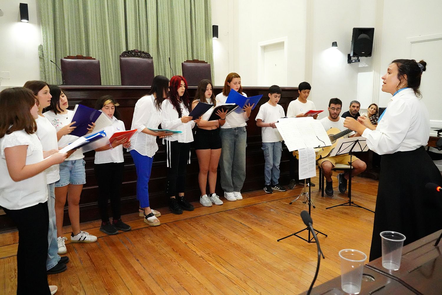 Coro Juvenil. Los chicos cantaron en el Concejo