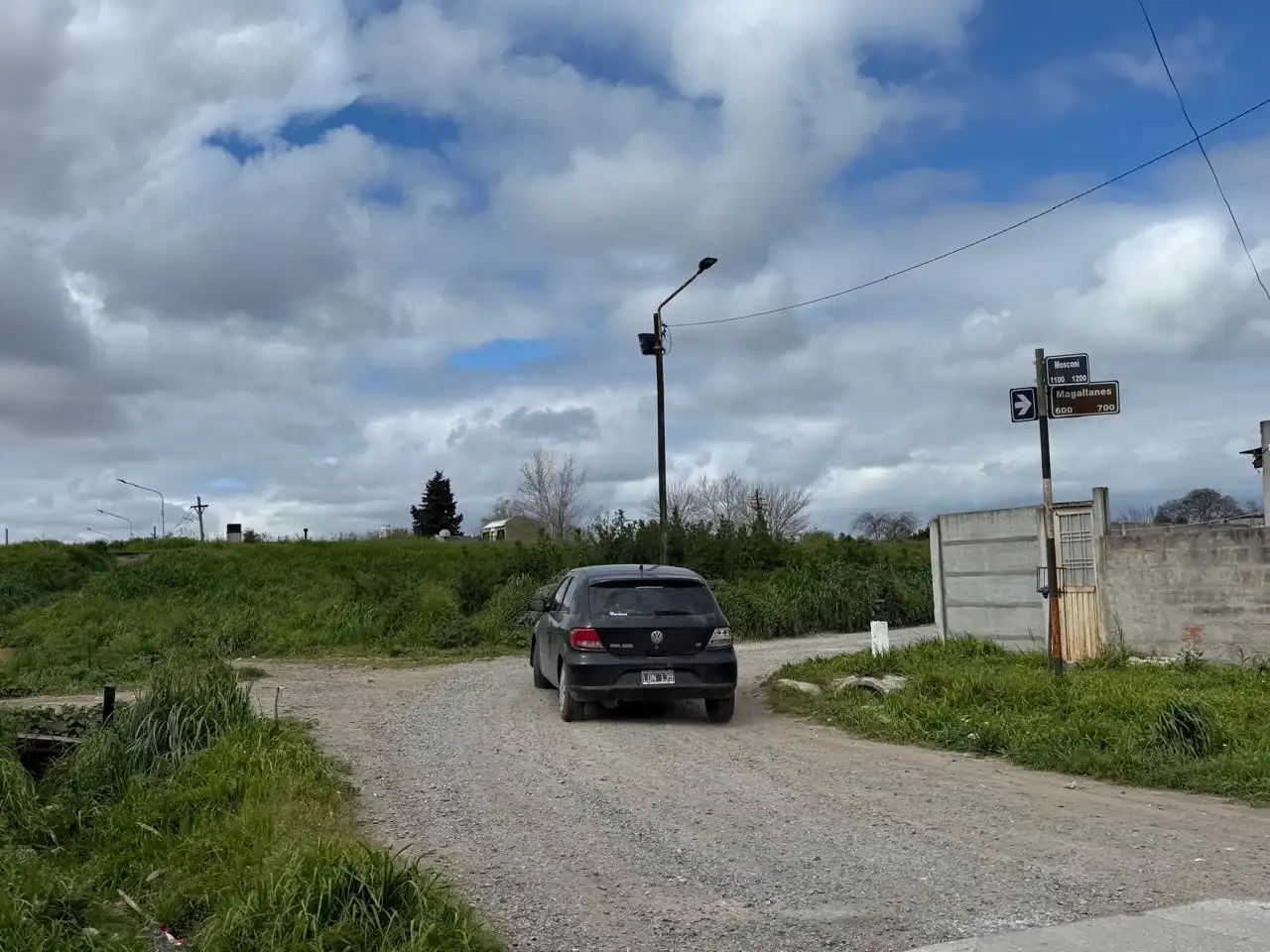 Calle Mosconi y la vía: un paso a nivel que nunca se hizo y el agua que sigue llegando a las casas